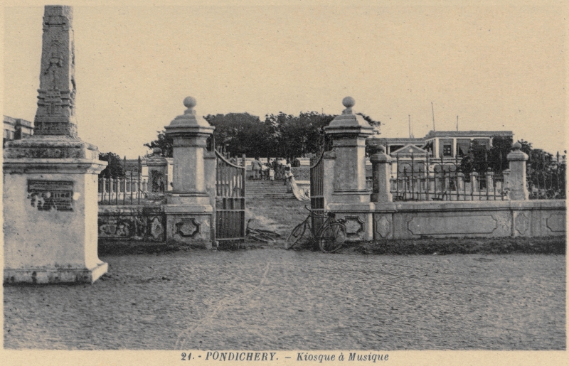 02-02 - Pondichery - place gouvernement - kiosque musique